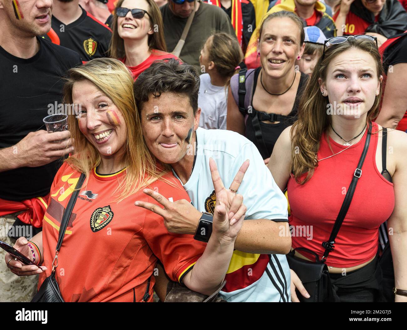 Riesige Leinwand für Fußballfans und Familien des mondial auf dem Place Dumont. | Ecran geant a la Place Dumont pour le mondial de Football - Rassembment populaire des Supports des diables rouges. 23/06/2018 Stockfoto