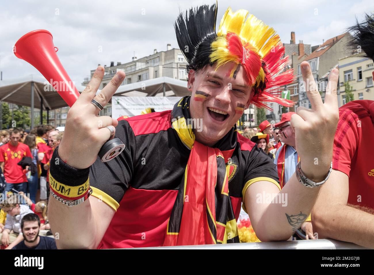 Riesige Leinwand für Fußballfans und Familien des mondial auf dem Place Dumont. | Ecran geant a la Place Dumont pour le mondial de Football - Rassembment populaire des Supports des diables rouges. 23/06/2018 Stockfoto