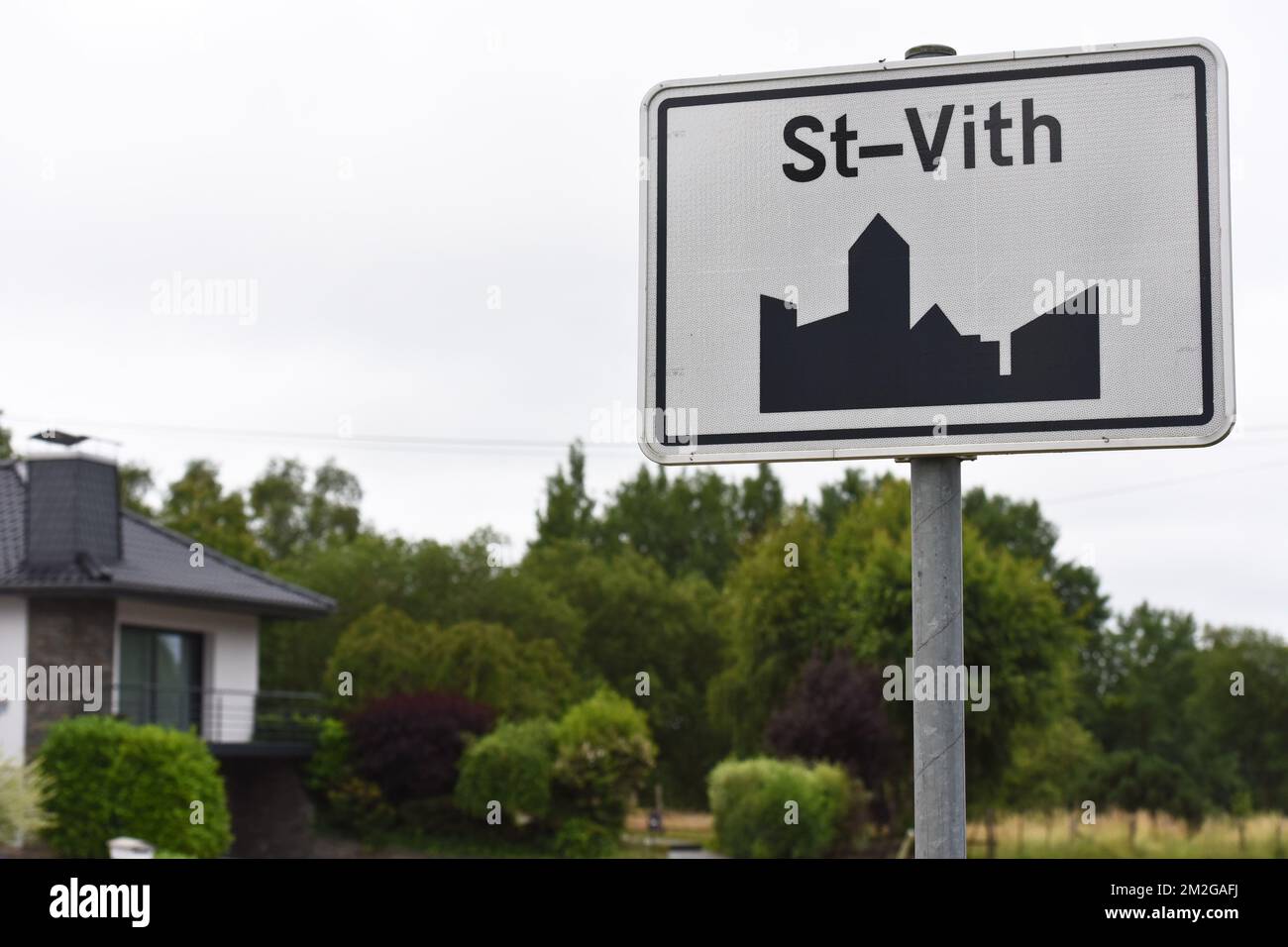 Abbildung zeigt den Namen der Gemeinde Saint-Vith - Sankt Vith auf einem Verkehrsschild, Montag, 25. Juni 2018. BELGA FOTO JEAN-LUC FLEMAL Stockfoto