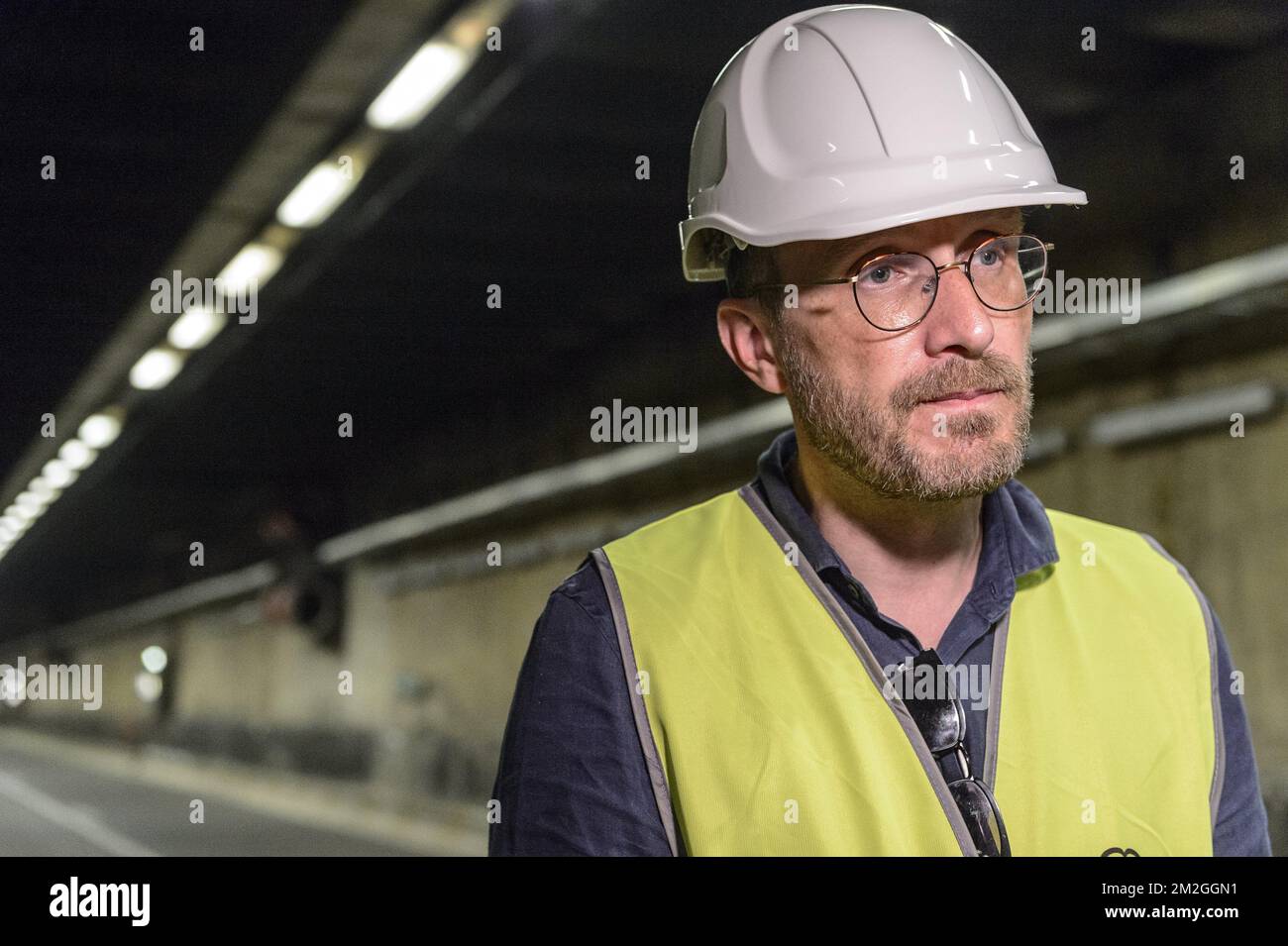 Visite de Presse du Tunnel Leopold II avec le ministre Pascal Smet Pascal Smet, en Collaboration avec les Cheefs de Projet, Assure une visite Guidee pour montrer l'etat du Tunnel et expliquer les differentes Interventionen qui seront realisees dans les mois et annees a venir Jan de Nul, Besix, EngieFabricom Renovation et de l'entretien du Tunnel. Depuis lors, des travaux preparatoires ont lieu la nuit, et a partir du 1er juillet, le Tunnel sera ferme pendant deux mois pour l'Elimination de l'amiante. Persbezoek aan de Tunnel Leopold II, georganiseerd-Türminister Pascal Smet Pascal Smet Geeft Stockfoto
