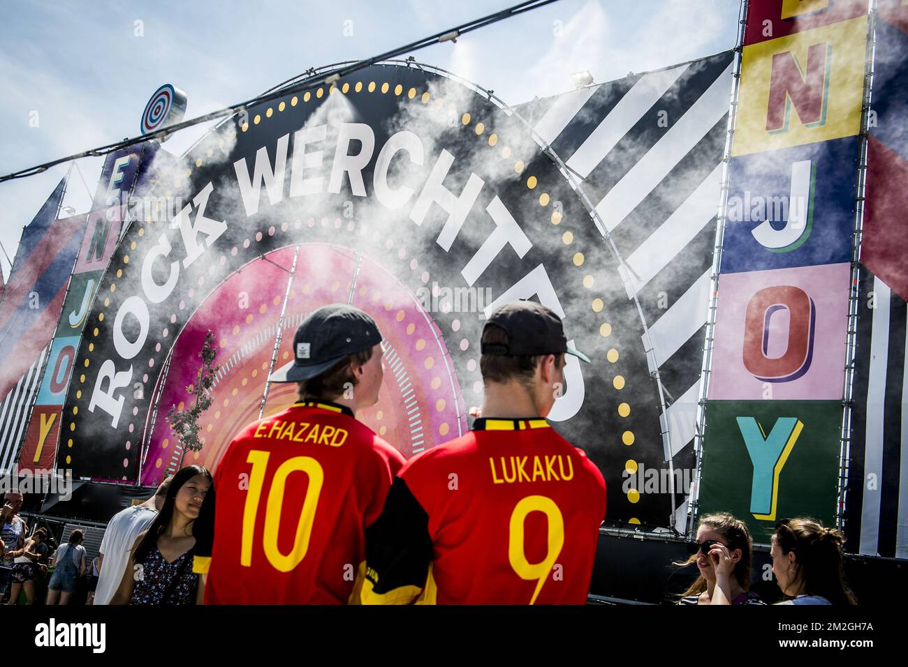 Zwei belgische Fans der Red Devils tragen Fußballtrikots von Hazard und Lukaku, die am ersten Tag des Rock Werchter Musikfestivals in Werchter am Donnerstag, den 05. Juli 2018, zu sehen sind. Die 43.. Ausgabe des Festivals findet von Juli 5 bis Juli 8 statt. Künstler treten auf vier verschiedenen Bühnen auf dem Festivalgelände auf. BELGA FOTO JASPER JACOBS Stockfoto