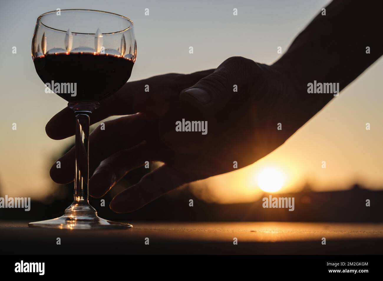 Single zu sein, Einsamkeit oder Isolation sind gesellschaftliche Phänomene und eine Ursache des Alkoholismus | La Einsamkeit, le celibat et l'Isolement sont des phenomenes de societe qui touch de nombreuses personnes et est une cause d'alcoolisme 07/07/2018 Stockfoto