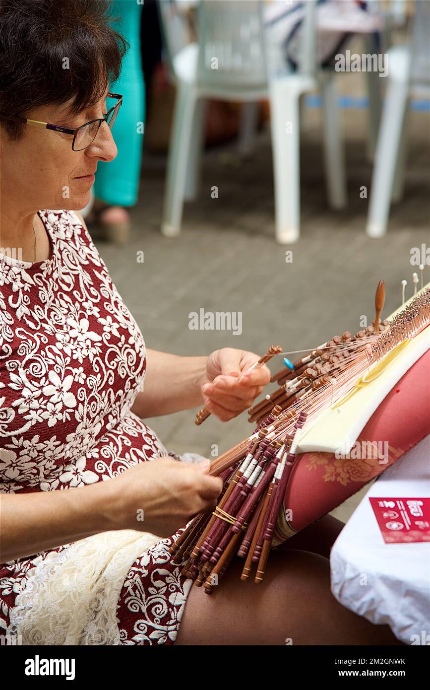 Schnürsenkel bei der Arbeit | Dentellières au travail 08/07/2018 Stockfoto