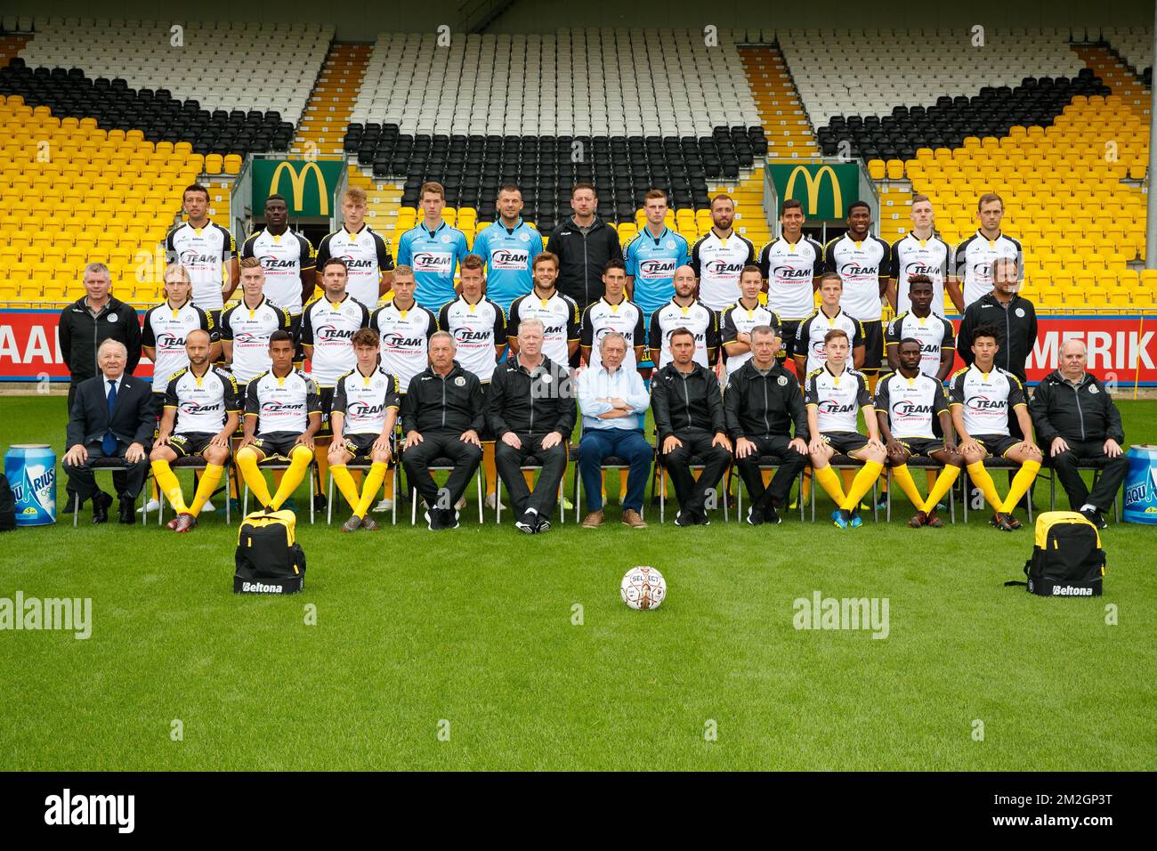 (Upper L-R) Marko Miric, Bambo Diaby, Jakov Filipovic, Torhüter Robin Mantel, Torhüter Davino Verhulst, Erwin Lemmens, Torwart OrTwin De Wolf, Mijat Maric, Jose Cevallos, Joher Khadim Rassoul, Gil Van Moerzeke, Tom de Sutter, Physiotherapeut Tom Geerinck, Guus Hupperts, Bob Straetman, Mehdi Terki, Mickael Tirpan, Lukas Marecek, Killian Overmeire, Stefano Marzo, Steve De Ridder, Julian Michel, Arno Monsecour, Yusuf Lawal, Physiotherapeut Kristof Fumiere, (unterer L-R) Delegierter Willy Peeters, Robin Soder, Juan Pablo Torres, Ari Freyr Skulason, Assistent Danny Veyt, Leiter Trainer P Stockfoto