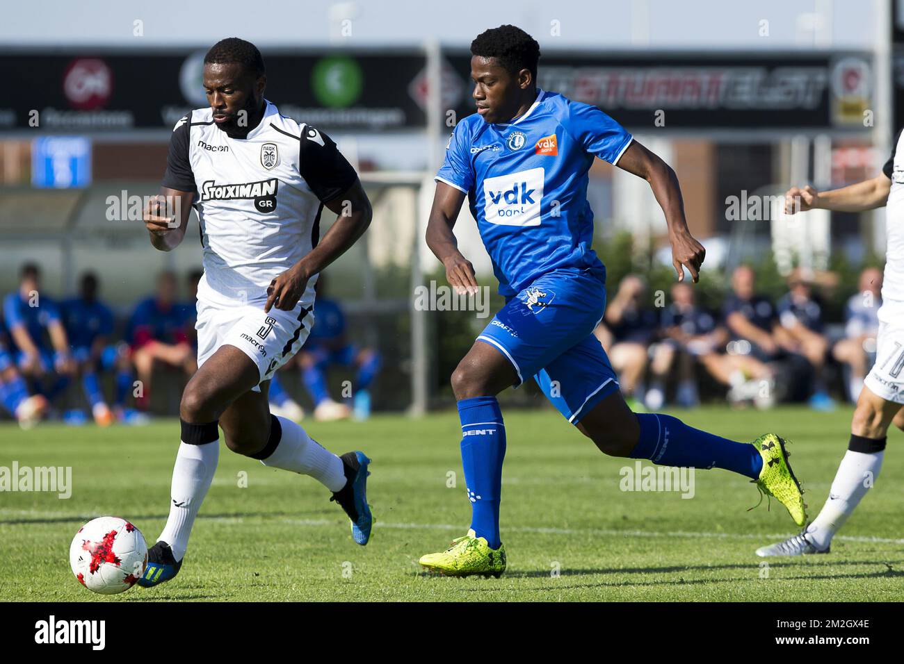 Fernando Varela von PAOK und David Jonathan von Gent wurden während eines freundlichen Fußballspiels zwischen KAA Gent und dem griechischen Verein PAOK FC Salonika am Donnerstag, den 12. Juli 2018, in Arnhem, Niederlande, in Vorbereitung der Saison 2018-2019 gezeigt. BELGA FOTO KRISTOF VAN ACCOM Stockfoto