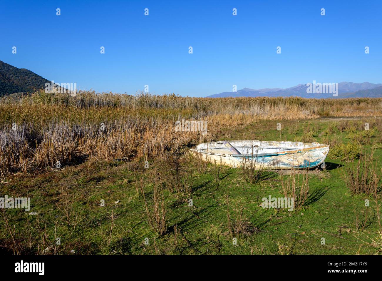 Ein verlassenes Boot auf der Insel St. Achillius im Prespa-See, Griechenland Stockfoto