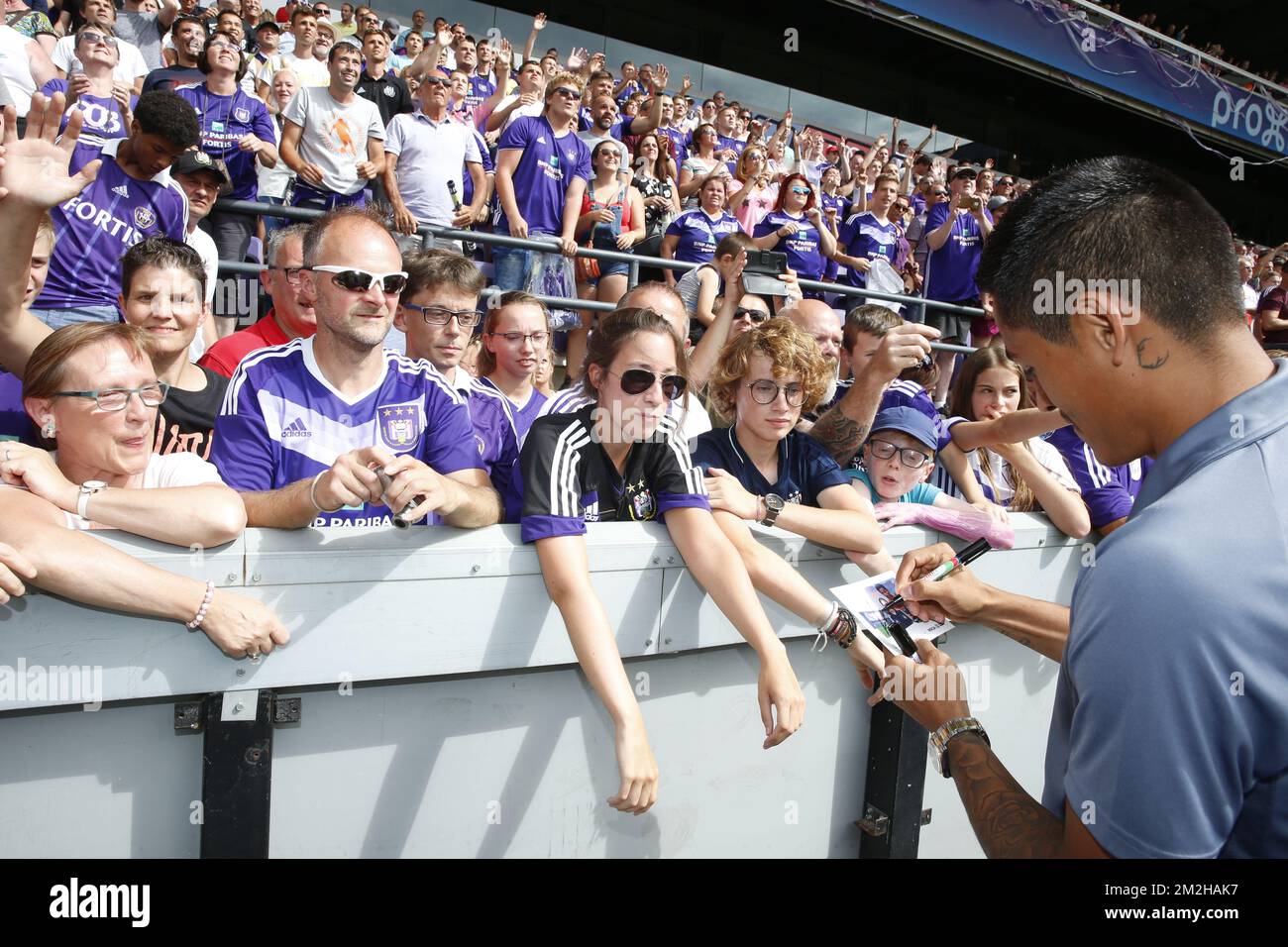 Anderlecht's Andy Najar signiert am Fantag des Fußballteams RSC Anderlecht am Sonntag, den 29. Juli 2018 in Anderlecht, Brüssel, ein Autogramm. BELGA FOTO NICOLAS MAETERLINCK Stockfoto