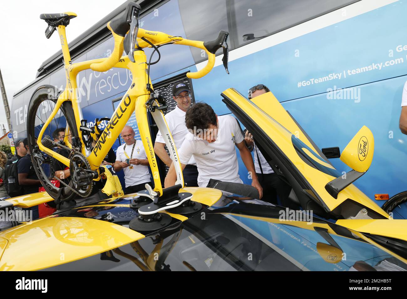 Der Gesamtgewinner British Geraint Thomas von Team Sky steigt nach der letzten Etappe des Radrennen Tour de France 105., 116km von Houilles nach Paris, Frankreich, Sonntag, 29. Juli 2018, in einen gelben, personalisierten Ford GT Sportwagen mit einem Pinarello auf dem Dach. Die diesjährige Tour de France findet vom 7.. Juli bis 29.. Juli statt. BELGA-FOTOPOOL YUZURU SUNADA Stockfoto