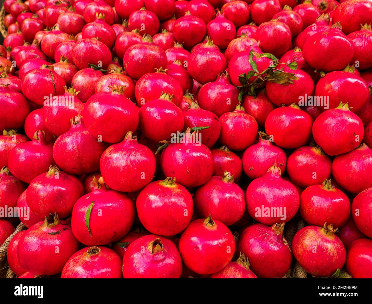 Granatäpfel zum Verkauf in einem Obststand in Trapani - Sizilien, Italien Stockfoto