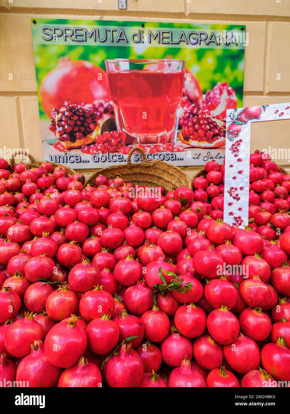 Granatäpfel zum Verkauf in einem Obststand in Trapani - Sizilien, Italien Stockfoto
