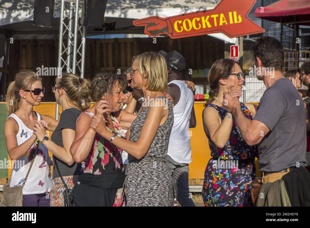 Paare, die während des Gentse Feesten / Gent Festivals auf der Straße tanzen, Sommerfestivitäten in Gent, Flandern, Belgien | Paare tanzen dans la rue pendant les Gentse Feesten / Fêtes de Gand, Belgique 20/07/2018 Stockfoto