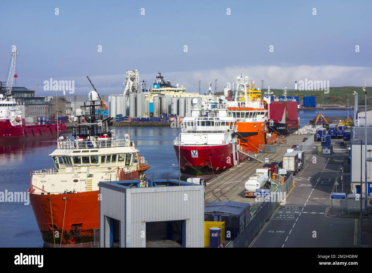 Schiffe, die im Hafen/Hafen von Aberdeen, Aberdeenshire, Schottland, Vereinigtes Königreich, anlegen | Le Port d'Aberdeen, Ecosse, Royaume-Uni 19/06/2018 Stockfoto