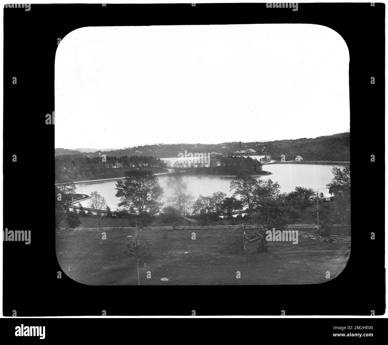 Vertriebsabteilung, Chestnut Hill Reservoir, Lawrence Basin in Foreground, Mass., 1893 , Wasserwerke, Reservoirs Wasserverteilungsstrukturen, allgemeine Ansichten Stockfoto