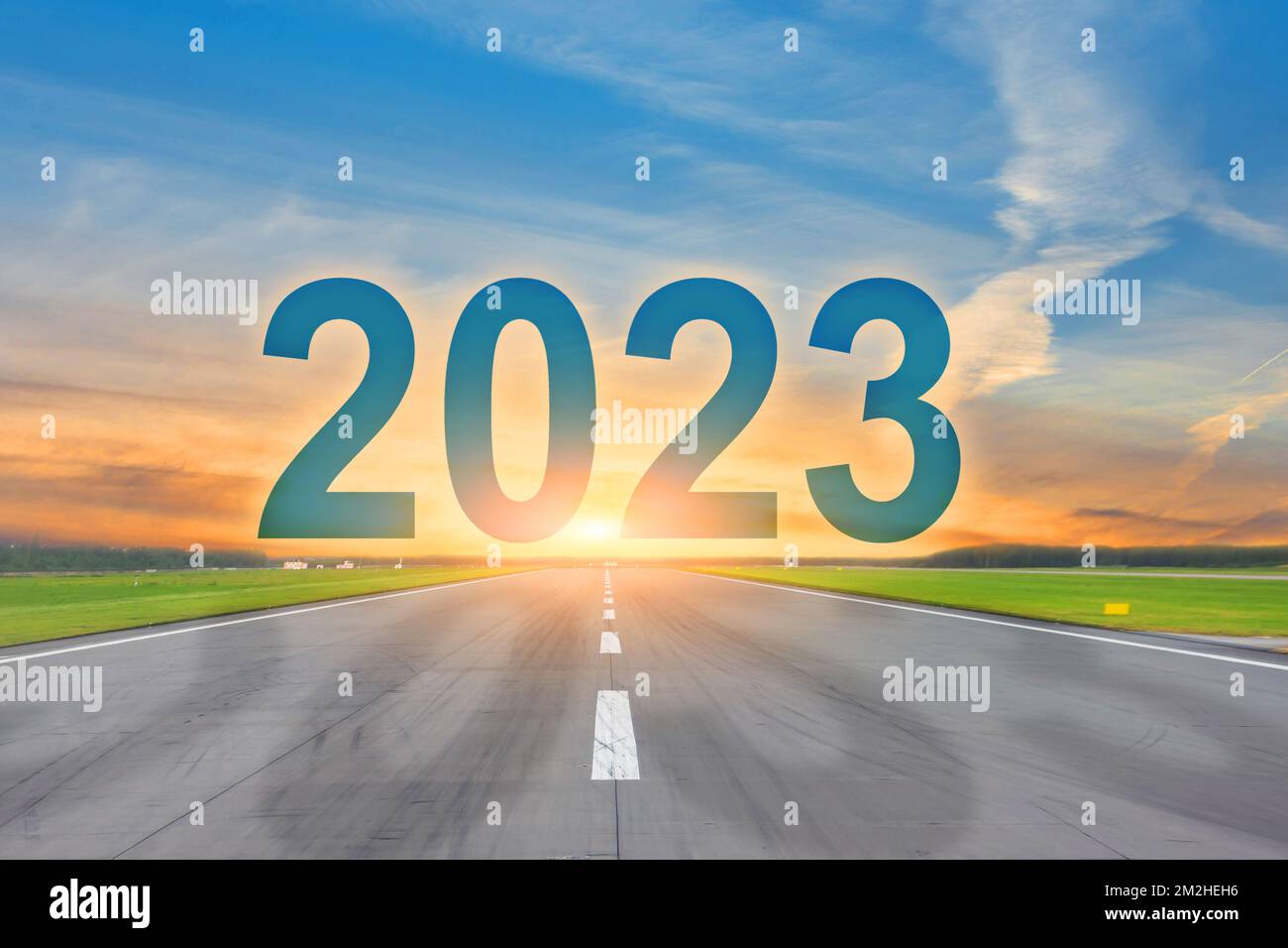 Neujahrsreisen 2023 und Zukunftsvision. Der Highway führt zu einer frohen Neujahrsfeier am Anfang des erfolgreichen Neustarts Stockfoto