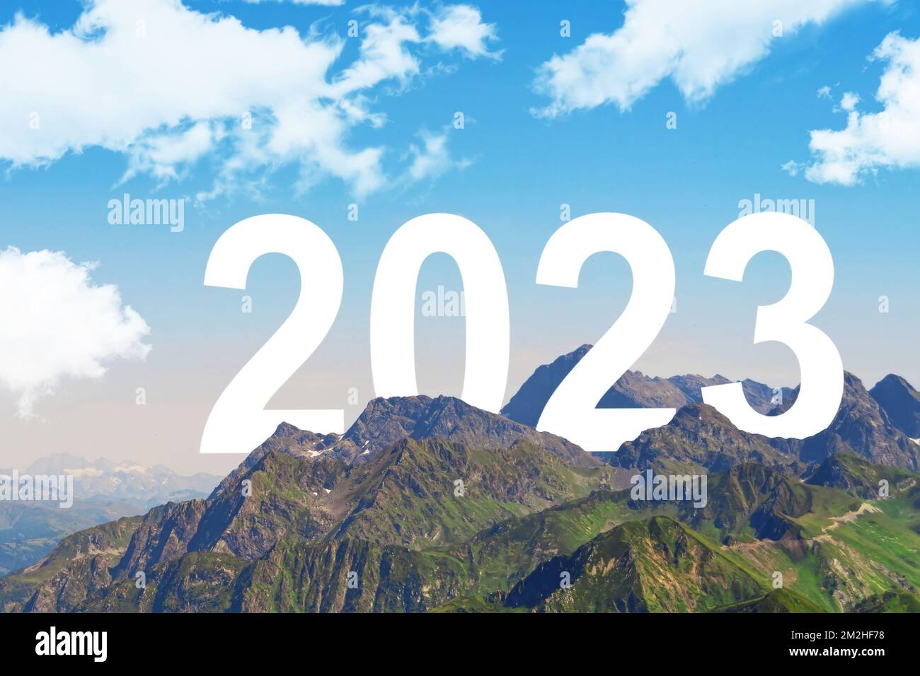 Neujahr ist nicht mehr weit. Das Konzept des bevorstehenden neuen Jahres 2023. Die Zahlen, die hinter den Bergen auftauchen Stockfoto
