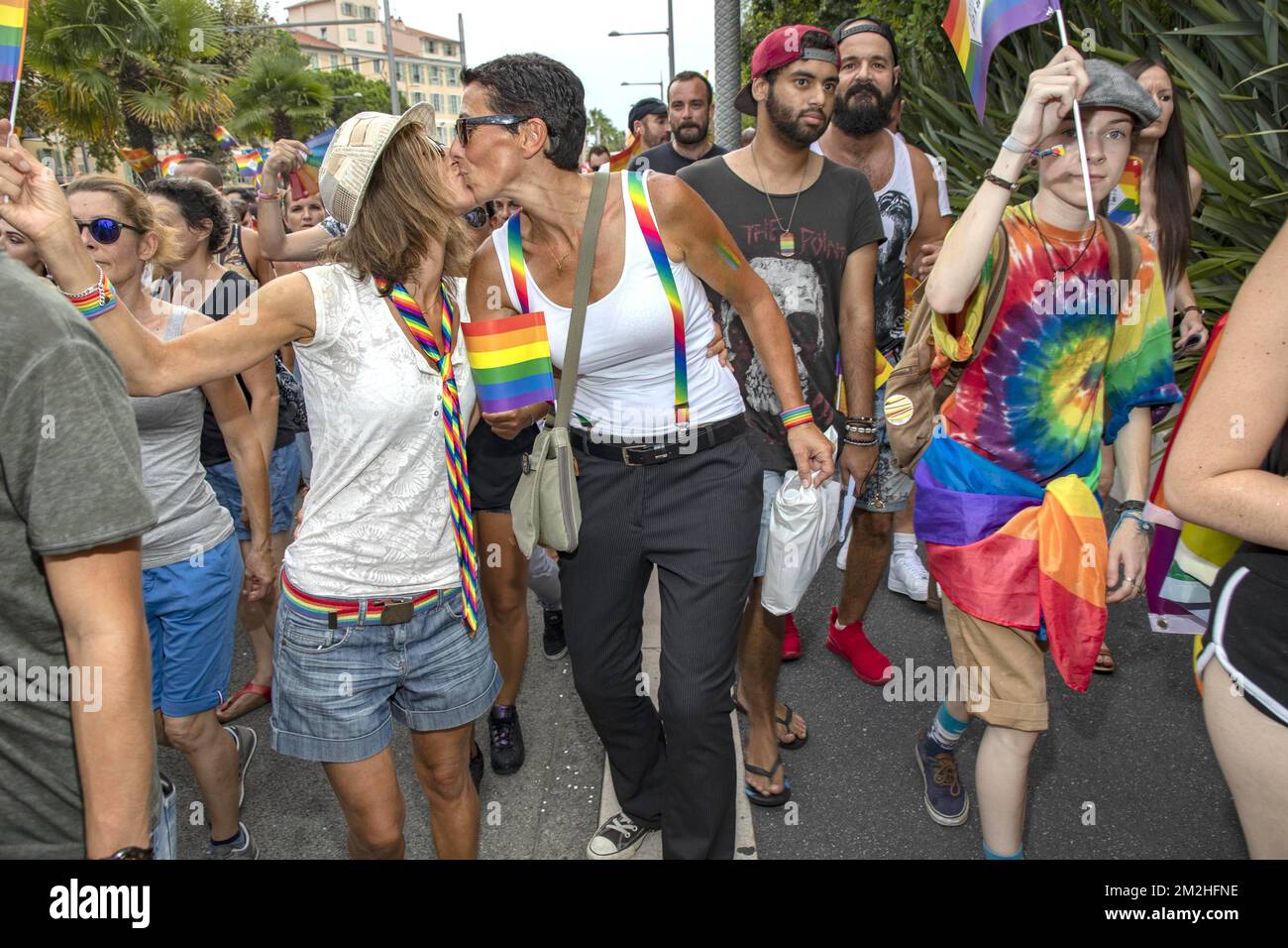 Wieder die Pink Parade auf den Straßen von Nizza seit dem Anschlag vom 14. Juli 2016. Der Stolz-marsch fand am Samstag, den 4. August 2018, statt. Flaggen Rainbow, Symbol der Lesben, Schwule, bi-, trans- und intersexuelle Paraden in festlicher Atmosphäre. | La Pink Parade de nouveau dans les rues de Nice depuis l'attentat du 14 Juillet 2016. La marche des Fiertés s'est déroulé ce samedi 4 Août 2018, Drapaux Arc en ciel, symbole des lesbiennes, Gay, bi, trans et intersexes ont paradé dans une ambiance festive. 04/08/2018 Stockfoto