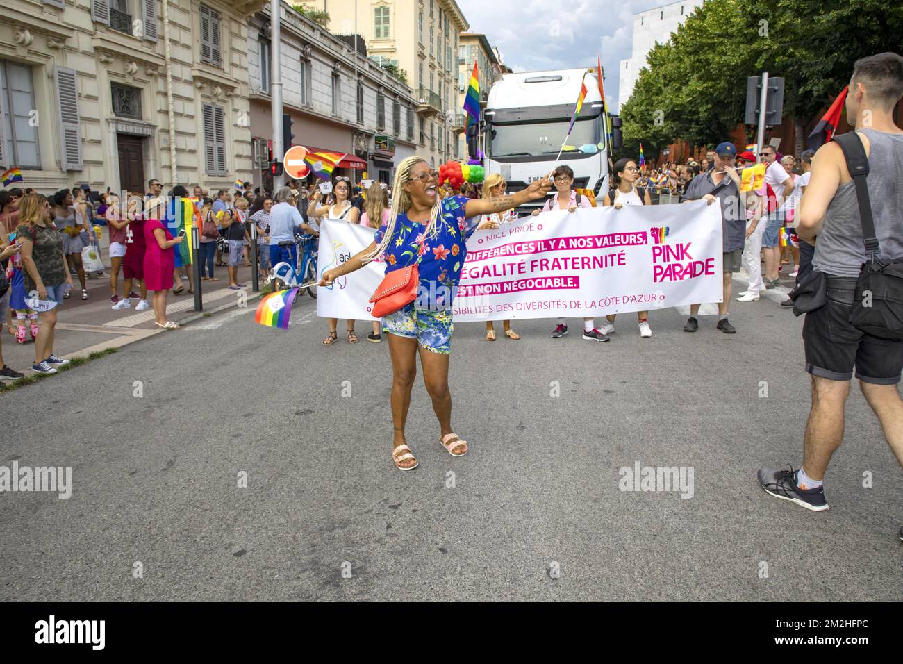 Wieder die Pink Parade auf den Straßen von Nizza seit dem Anschlag vom 14. Juli 2016. Der Stolz-marsch fand am Samstag, den 4. August 2018, statt. Flaggen Rainbow, Symbol der Lesben, Schwule, bi-, trans- und intersexuelle Paraden in festlicher Atmosphäre. | La Pink Parade de nouveau dans les rues de Nice depuis l'attentat du 14 Juillet 2016. La marche des Fiertés s'est déroulé ce samedi 4 Août 2018, Drapaux Arc en ciel, symbole des lesbiennes, Gay, bi, trans et intersexes ont paradé dans une ambiance festive. 04/08/2018 Stockfoto