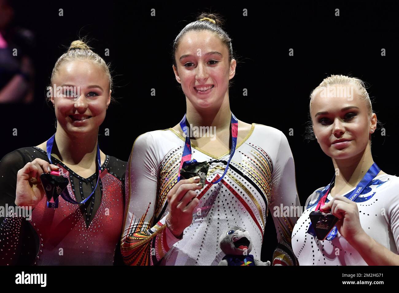 Silbermedaillengewinnerin Jonna Adlerteg, Goldmedaillengewinnerin Nina Derwael aus Belgien und Bronzemedaillengewinnerin Angelina Melnikova aus Russland feiern auf dem Podium nach dem Finale der unebenen Bars der Frauen bei der künstlerischen Turnveranstaltung bei den Europameisterschaften in Glasgow, Schottland, Sonntag, 05. August 2018. Vom 03. Bis 12. August finden in Glasgow Europameisterschaften verschiedener Sportarten statt. BELGA FOTO ERIC LALMAND Stockfoto