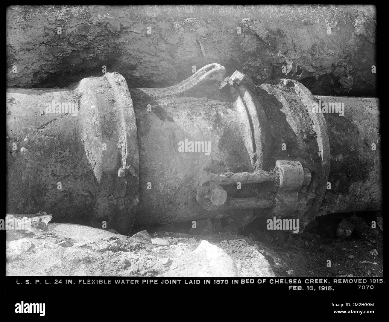 Verteilerabteilung, Low Service Pipe Lines, 24-Zoll flexible Wasserrohrverbindung verlegt in 1870 im Bett von Chelsea Creek (entfernt 1915), Chelsea, Massachusetts, 13. Februar 1915, Wasserwerke, Rohrleitungen, Baustellen Stockfoto