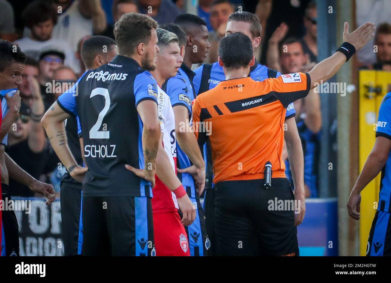 Die Wesley Moraes des Clubs erhält eine rote Karte vom Schiedsrichter Alexandre Boucaut während des Spiels der Jupiler Pro League zwischen Mouscron und Club Brugge in Mouscron, Sonntag, den 05. August 2018, am zweiten Tag der Jupiler Pro League, der belgischen Fußballmeisterschaftssaison 2018-2019. BELGA FOTO BRUNO FAHY Stockfoto