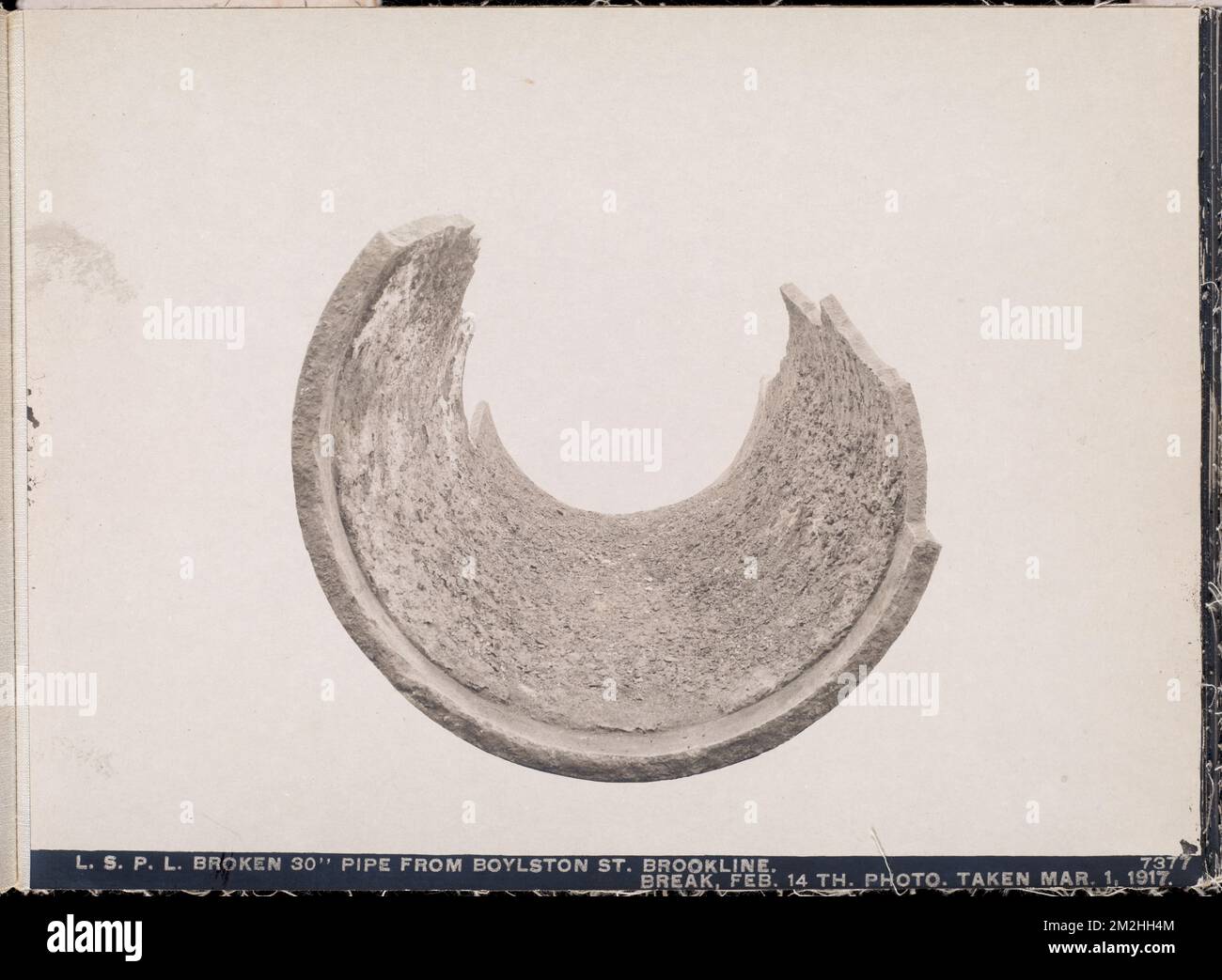 Vertriebsabteilung, Low Service Pipe Lines, 30-Inch Pipe Broken Februar 14 in Boylston Street, Brookline, Mass., 1. März 1917 Wasserwerke, Rohrleitungen Stockfoto