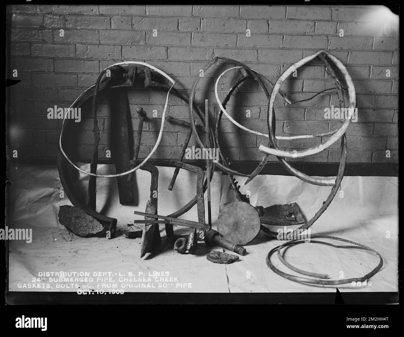 Verteilerabteilung, Low-Service-Rohrleitungen, 24-Zoll-Tauchrohr; Dichtungen, Muttern, Schrauben, Usw. entfernt mit dem originalen 20-Zoll-Tauchrohr, Chelsea Creek; Chelsea, Massachusetts, Okt. 10, 1900, Wasserwerke, Rohrleitungen Stockfoto