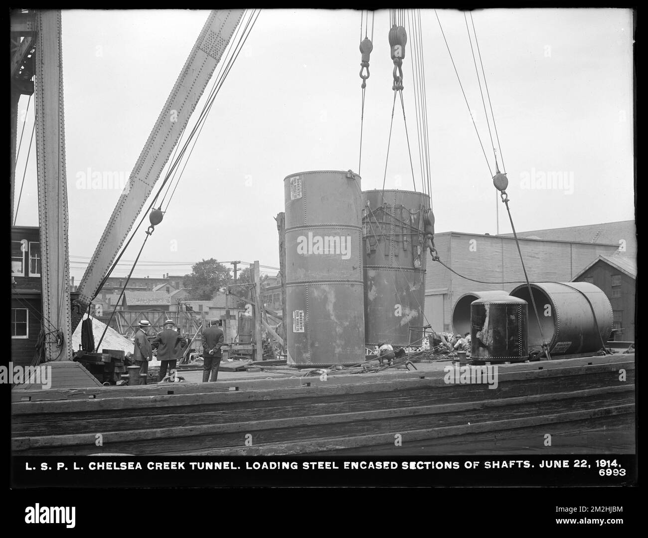 Verteilerabteilung, Low Service Pipe Lines, Chelsea Creek Tunnel, Laden von Stahlschächten, Chelsea, Mass., 22. Juni 1914 Wasserwerke, Wassertunnel, Baustellen Stockfoto