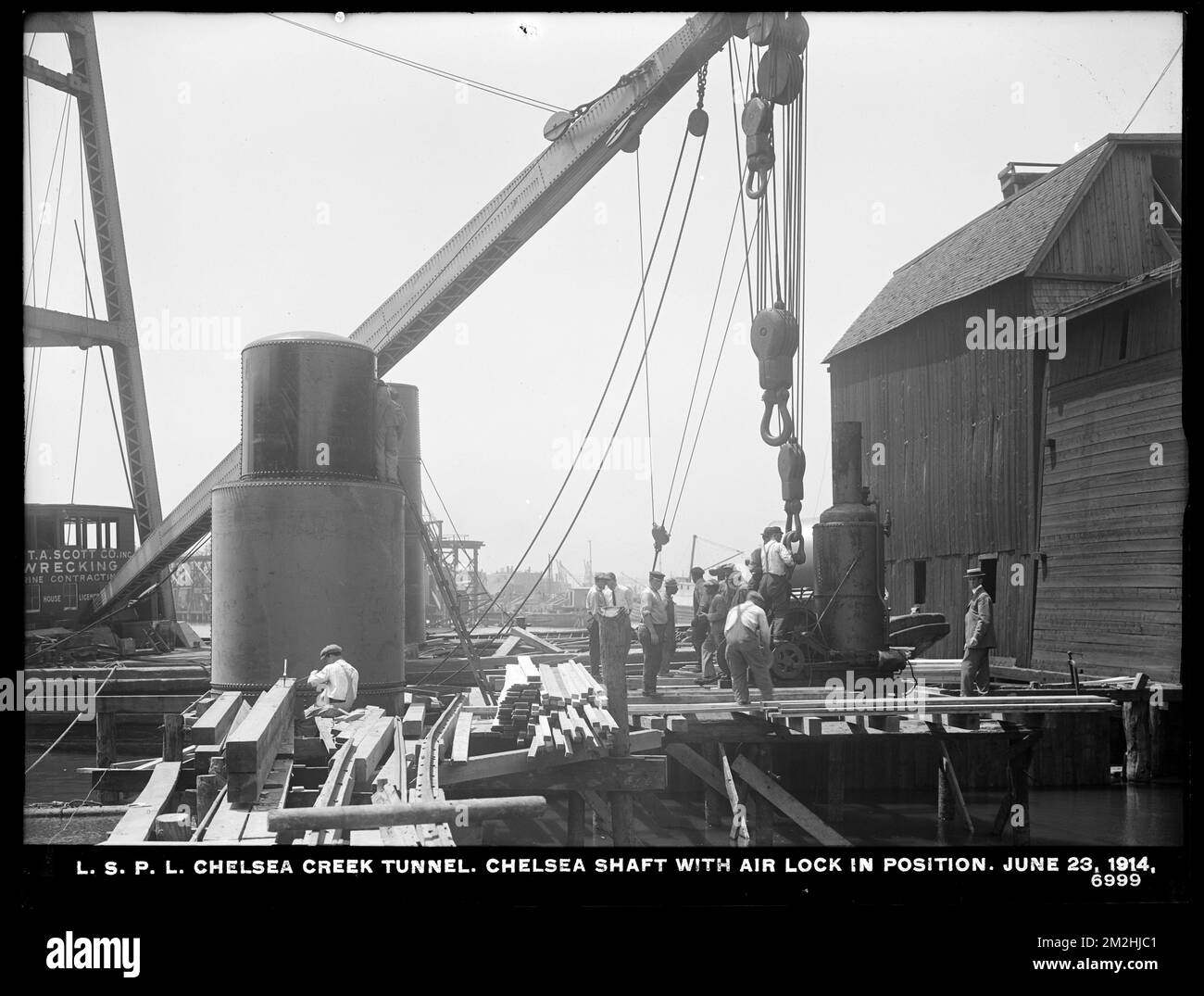 Verteilerabteilung, Low Service Pipe Lines, Chelsea Creek Tunnel, Chelsea Shaft mit Luftschleuse in Position, Chelsea, Mass., 23. Juni 1914 Wasserwerke, Wassertunnel, Baustellen, Luftschleusen, luftdichte Räume Stockfoto