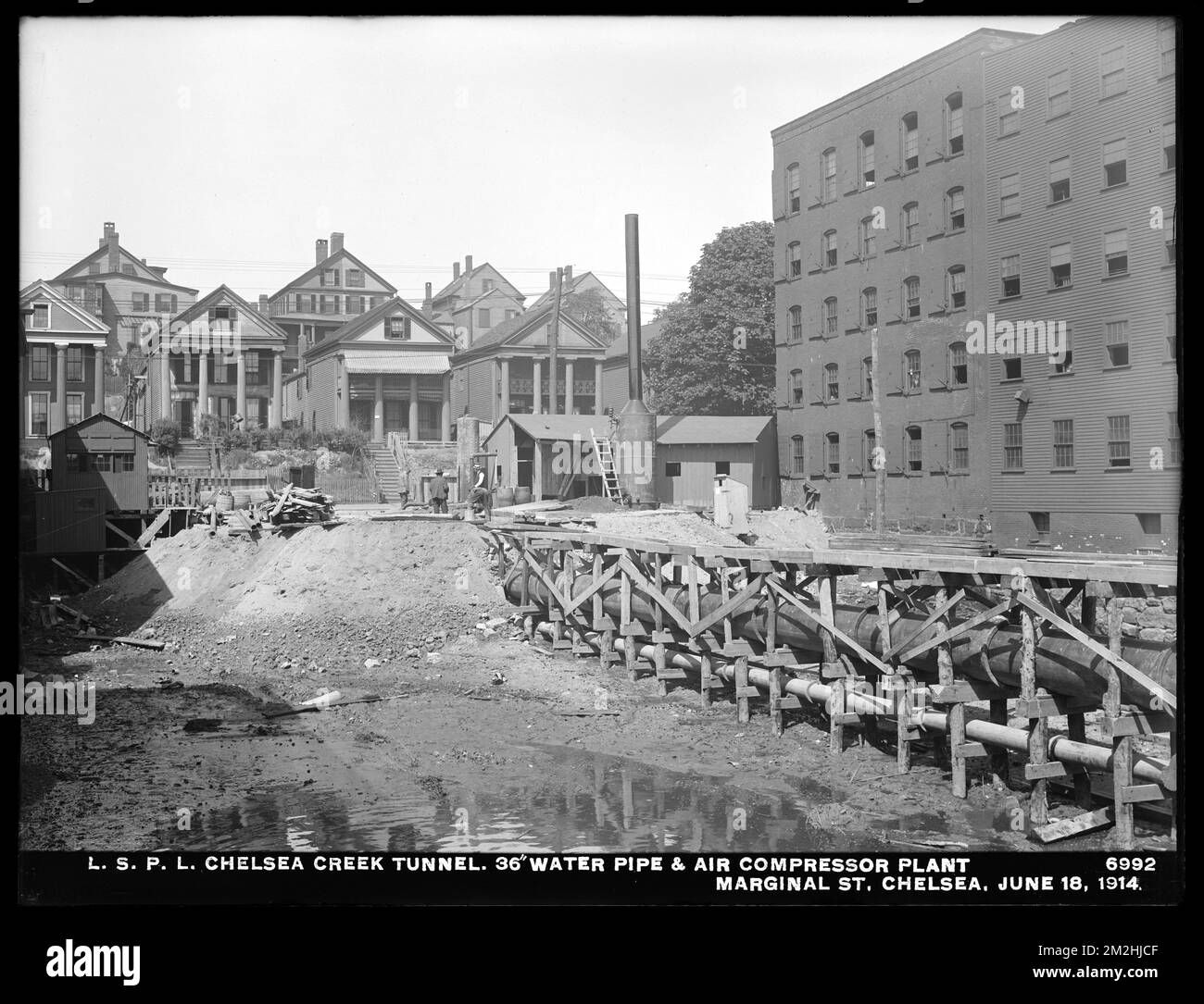 Verteilerabteilung, Low Service Pipe Lines, Chelsea Creek Tunnel, 36-Zoll-Wasserrohr- und Luftkompressoranlage, Marginal Street, Chelsea, Massachusetts, Juni 18, 1914 , Wasserwerke, Wassertunnel, Baustellen, Straßenlandschaften Stockfoto