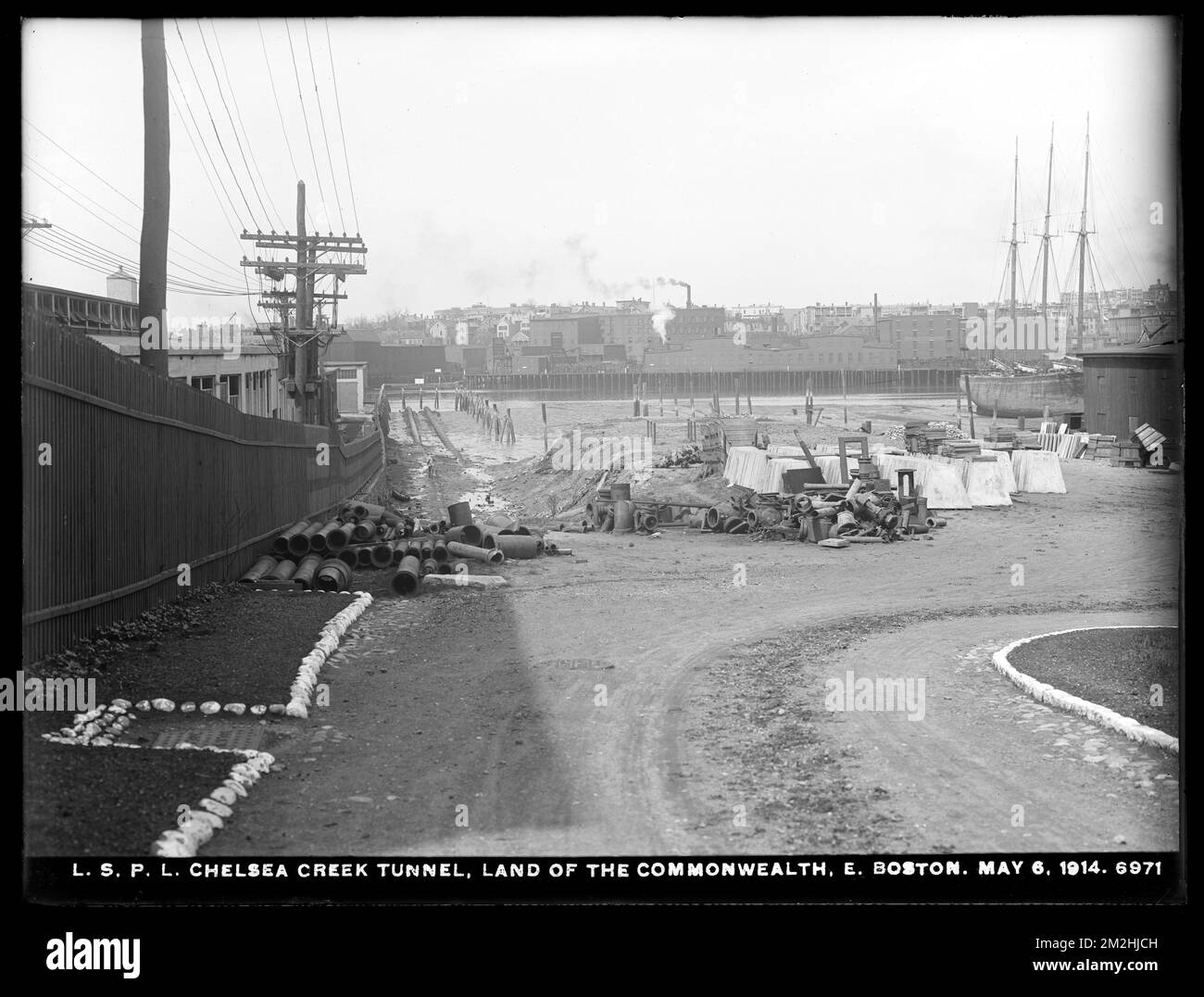Distributionsabteilung, Low Service Pipe Lines, Chelsea Creek Tunnel, Land des Commonwealth; siehe Schiff im Hintergrund, Right, East Boston, Mass., Mai 6, 1914 , Wasserwerke, Wassertunnel, Baustellen Stockfoto