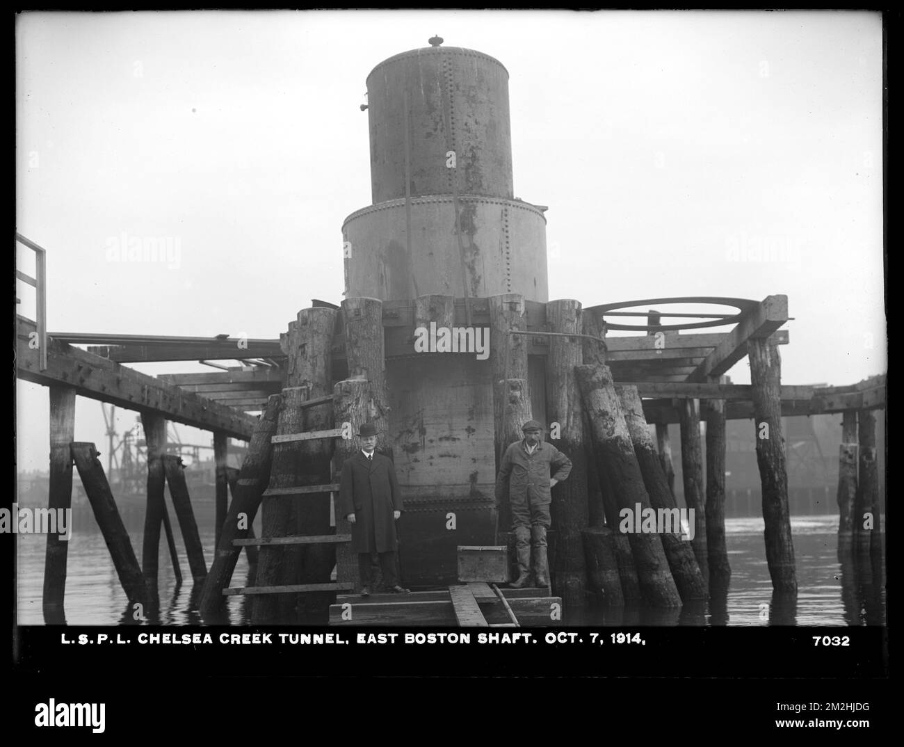 Vertriebsabteilung, Low Service Pipe Lines, Chelsea Creek Tunnel, East Boston Shaft, East Boston, Massachusetts, 7. Oktober 1914, Wasserwerke, Rohrleitungen, Baustellen Stockfoto