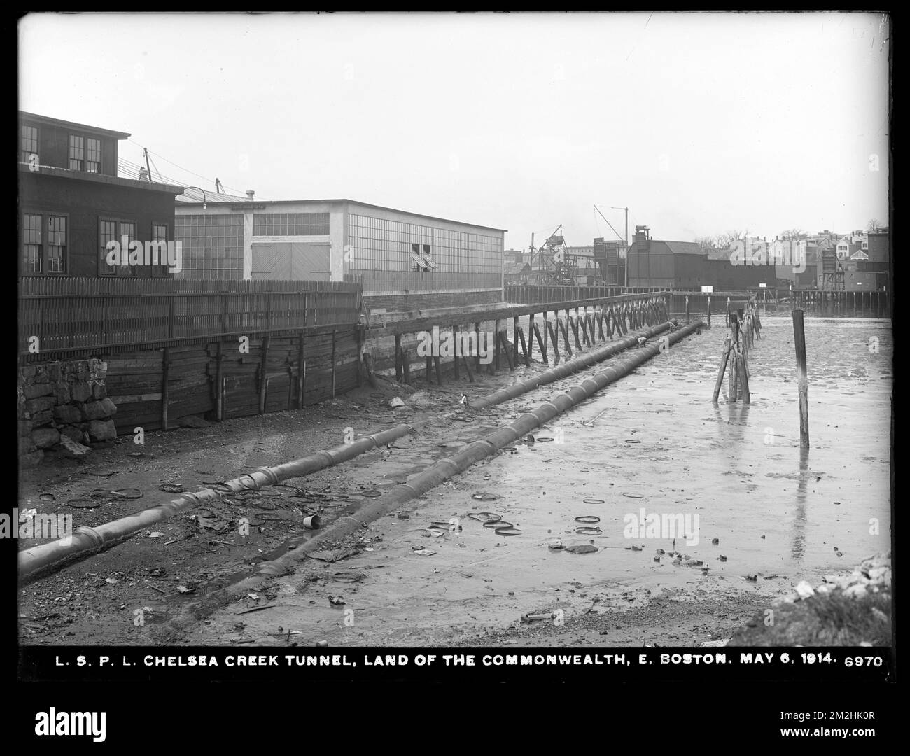 Verteilerabteilung, Low Service Pipe Lines, Chelsea Creek Tunnel, Land of the Commonwealth, East Boston, Mass., 6. Mai 1914 Wasserwerke, Wassertunnel, Baustellen Stockfoto