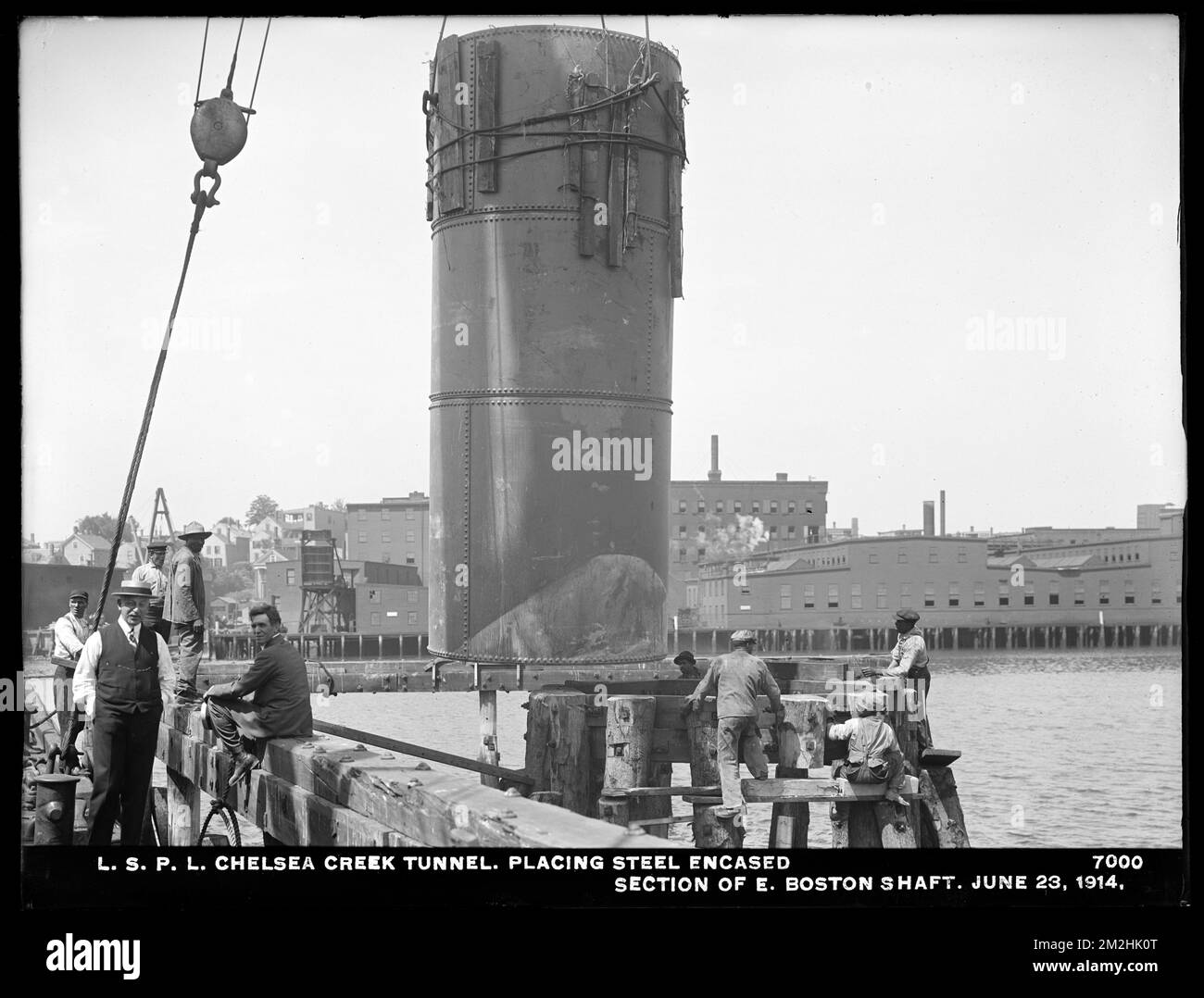 Vertriebsabteilung, Low Service Pipe Lines, Chelsea Creek Tunnel, Place steel Encased section of East Boston Shaft, East Boston, Mass., 23. Juni 1914 Wasserwerke, Wassertunnel, Baustellen Stockfoto