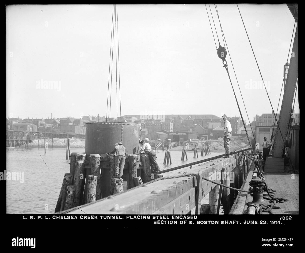 Vertriebsabteilung, Low Service Pipe Lines, Chelsea Creek Tunnel, Place steel Encased section of East Boston Shaft, East Boston, Mass., 23. Juni 1914 Wasserwerke, Wassertunnel, Baustellen Stockfoto