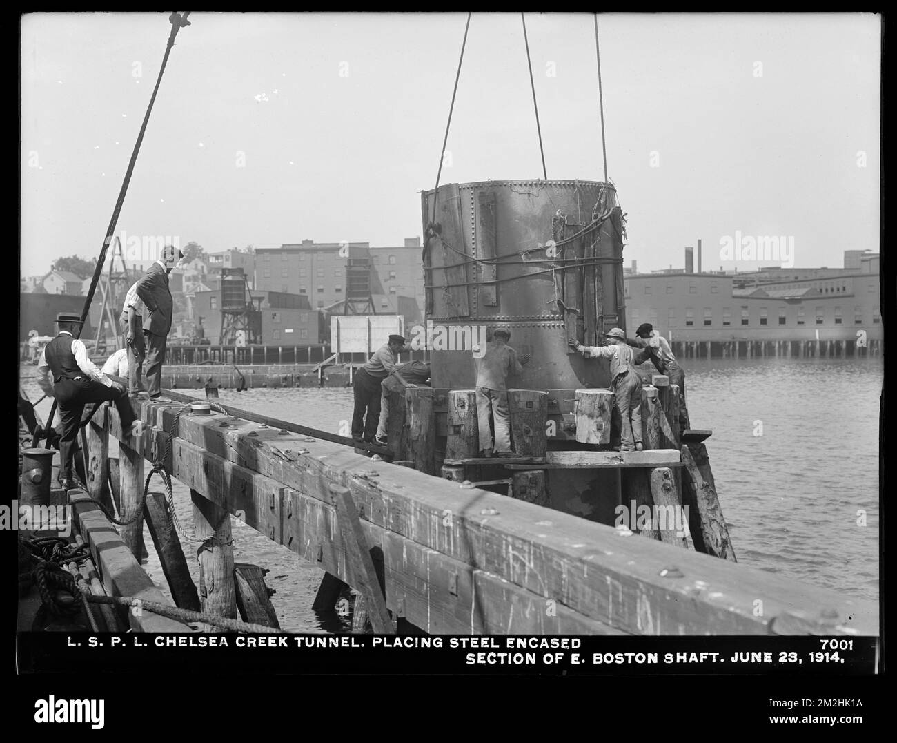 Vertriebsabteilung, Low Service Pipe Lines, Chelsea Creek Tunnel, Place steel Encased section of East Boston Shaft, East Boston, Mass., 23. Juni 1914 Wasserwerke, Wassertunnel, Baustellen Stockfoto