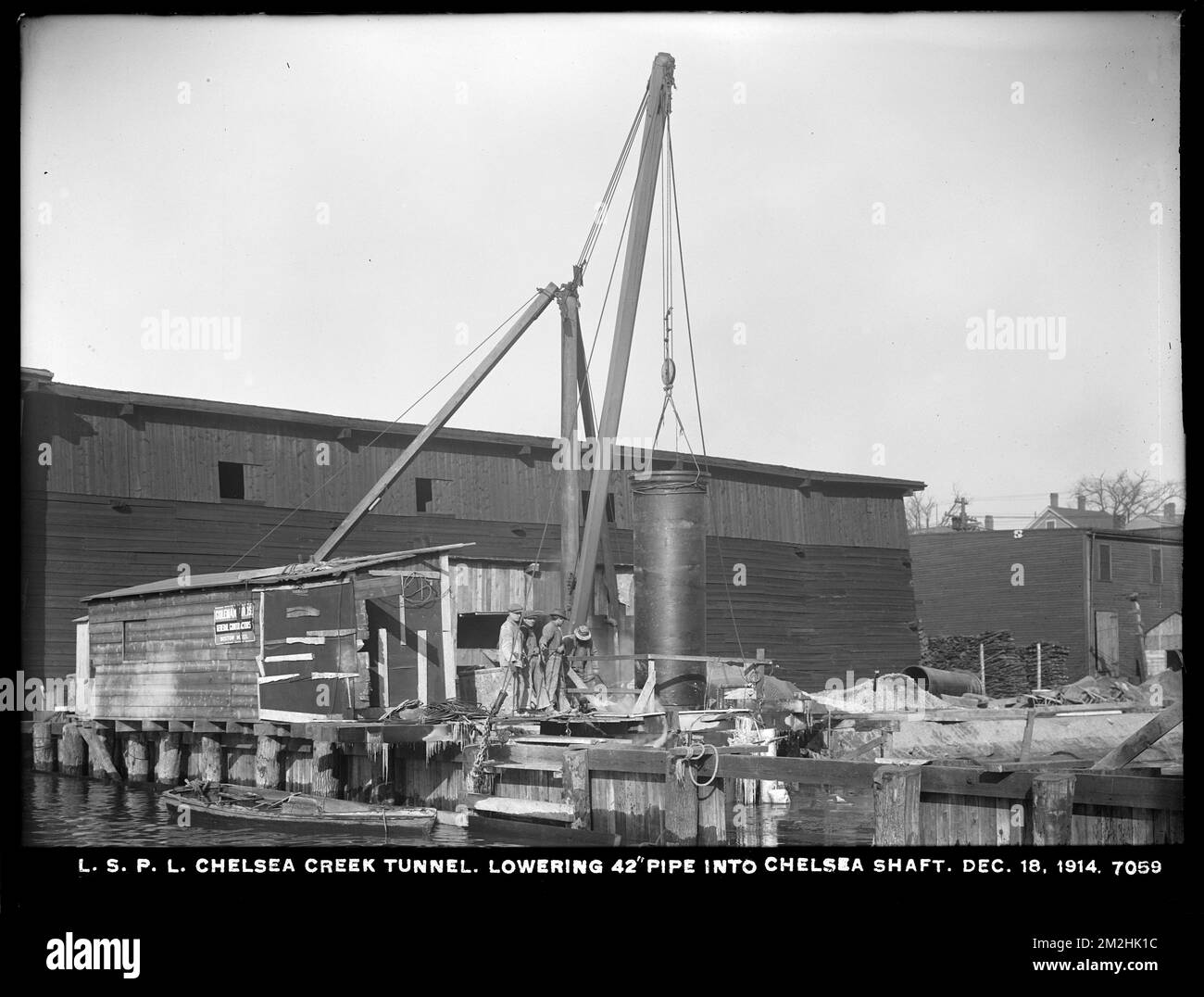Verteilerabteilung, Low Service Pipe Lines, Chelsea Creek Tunnel, Senking 42 Inch pipe into Chelsea Shaft, Chelsea, Mass., 18. Dez. 1914 Wasserwerke, Wassertunnel, Baustellen Stockfoto