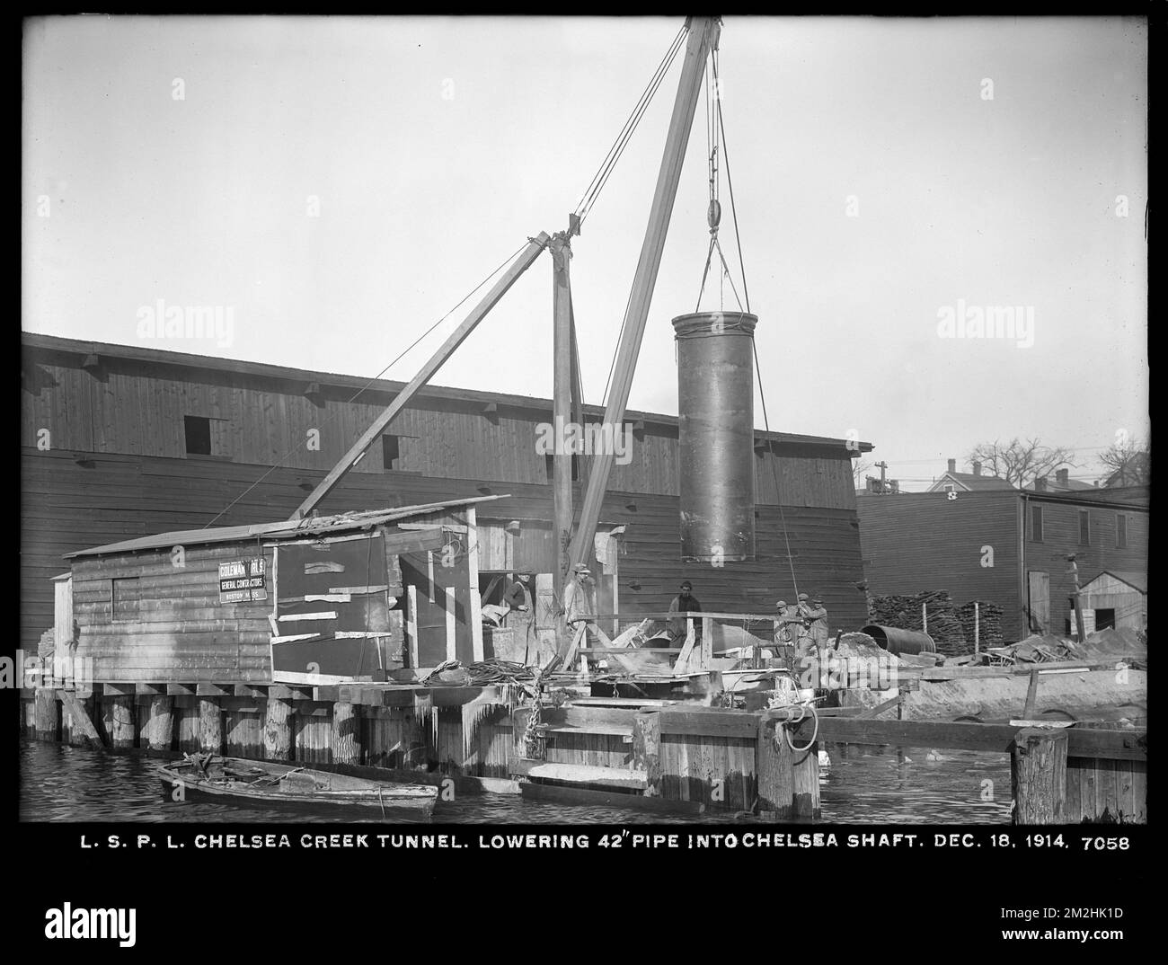 Verteilerabteilung, Low Service Pipe Lines, Chelsea Creek Tunnel, Senking 42 Inch pipe into Chelsea Shaft, Chelsea, Mass., 18. Dez. 1914 Wasserwerke, Wassertunnel, Baustellen Stockfoto
