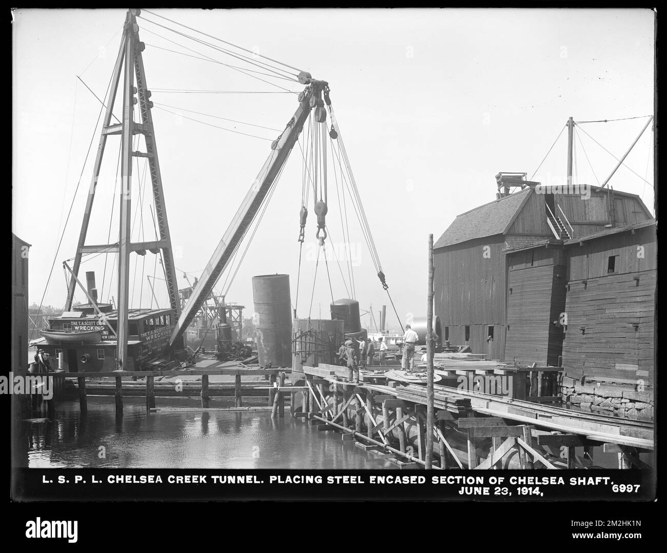Verteilerabteilung, Low Service Pipe Lines, Chelsea Creek Tunnel, Einhausung von Chelsea Shaft aus Stahl, Chelsea, Massachusetts, 23. Juni 1914 Wasserwerke, Wassertunnel, Baustellen Stockfoto