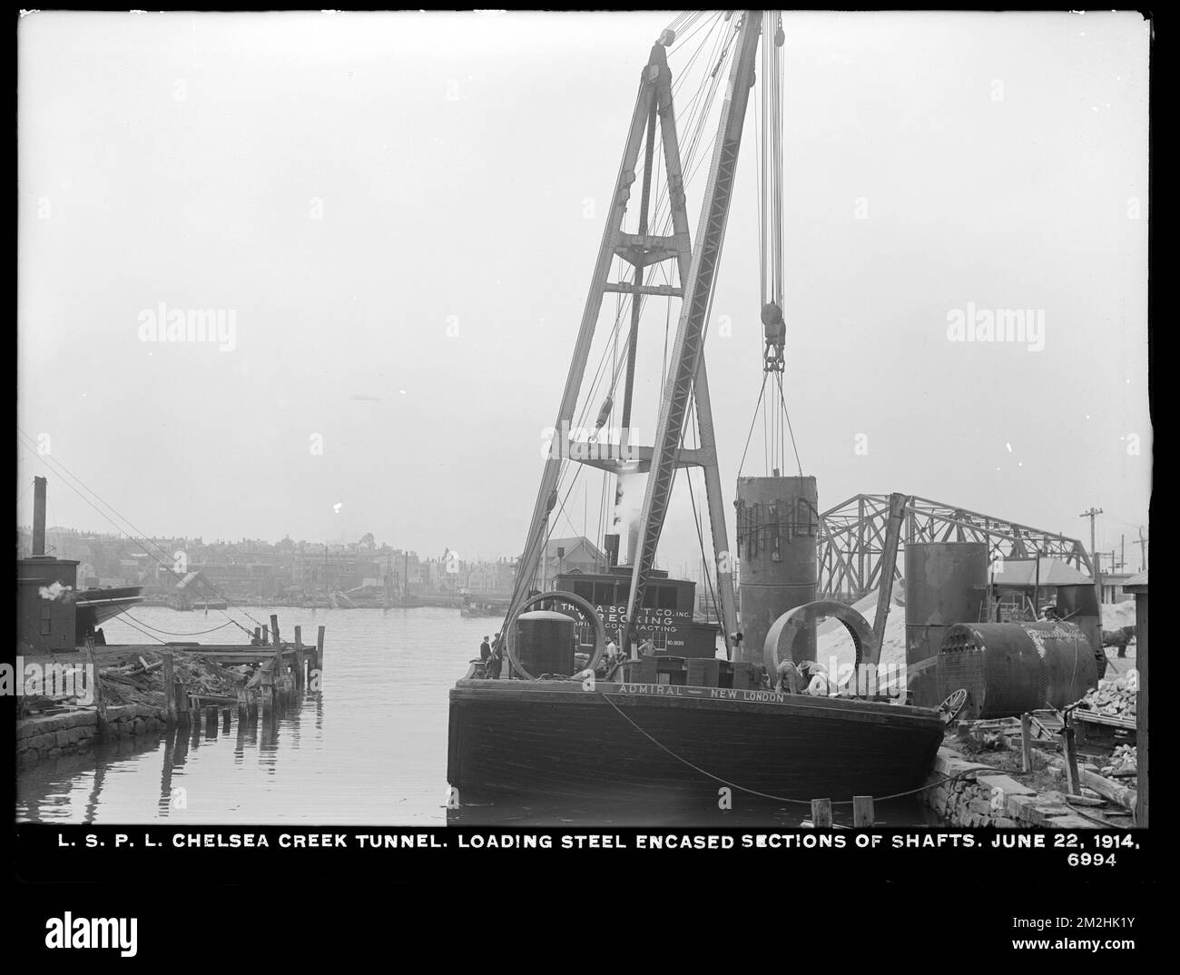 Verteilerabteilung, Low Service Pipe Lines, Chelsea Creek Tunnel, Laden von Stahlschächten, Chelsea, Mass., 22. Juni 1914 Wasserwerke, Wassertunnel, Baustellen Stockfoto
