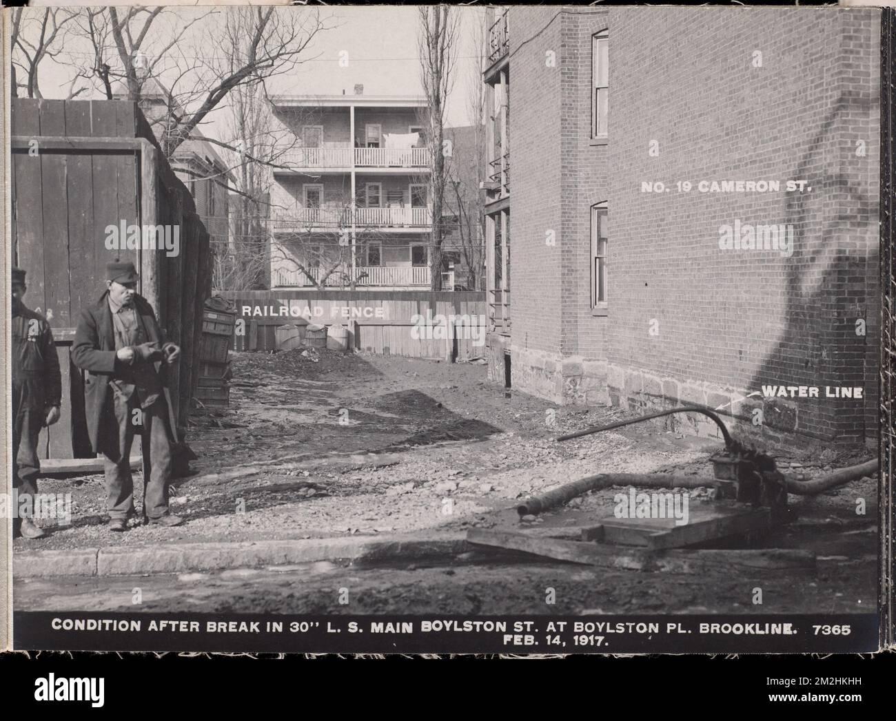 Verteilerabteilung, Low Service Pipe Lines, Zustand nach Unterbrechung in 30-Inch Main, Boylston Street at Boylston Place, Brookline, Massachusetts, 14. Februar 1917 Wasserwerke, Rohrleitungen, Baustellen Stockfoto