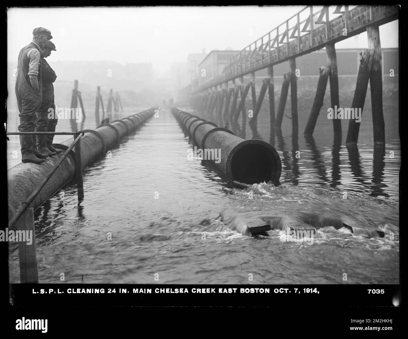 Verteilerabteilung, Low Service Pipe Lines, Reinigung der 24-Zoll-Hauptleitung, Chelsea Creek, East Boston, Massachusetts, 7. Okt. 1914 , Wasserwerke, Ausrüstung für Ingenieurwesen und Baugewerbe Stockfoto