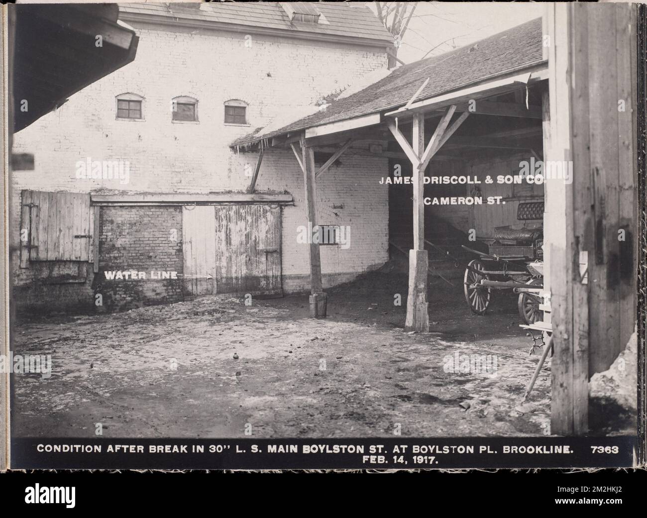 Verteilerabteilung, Low Service Pipe Lines, Zustand nach Unterbrechung in 30-Inch Main, Boylston Street at Boylston Place, Brookline, Massachusetts, 14. Februar 1917 Wasserwerke, Rohrleitungen, Baustellen Stockfoto
