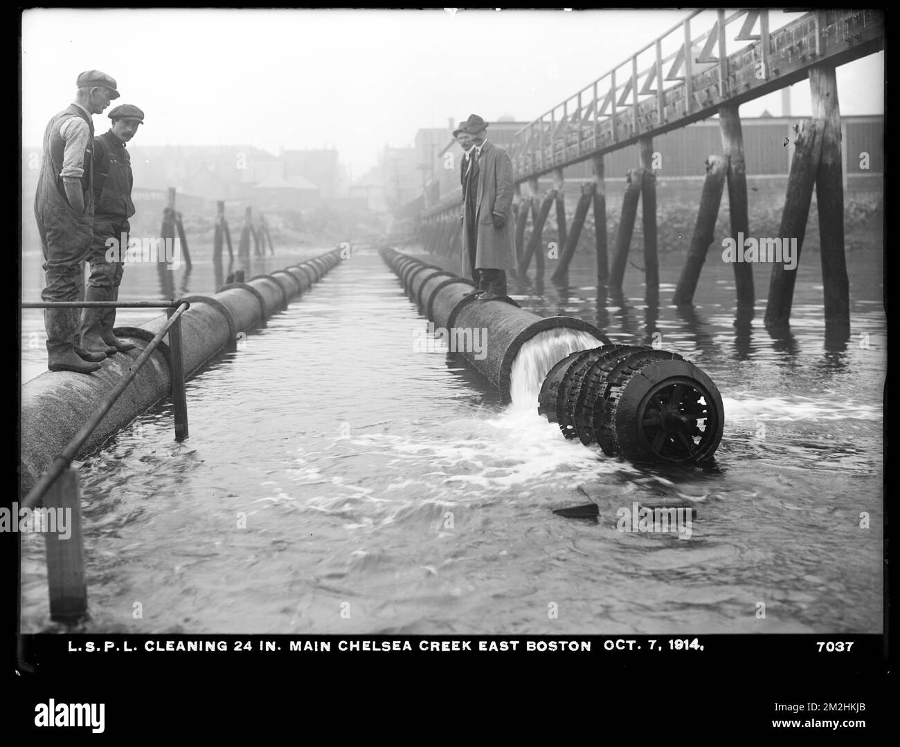 Verteilerabteilung, Low Service Pipe Lines, Reinigung der 24-Zoll-Hauptleitung, Chelsea Creek, East Boston, Massachusetts, 7. Okt. 1914 , Wasserwerke, Ausrüstung für Ingenieurwesen und Baugewerbe Stockfoto