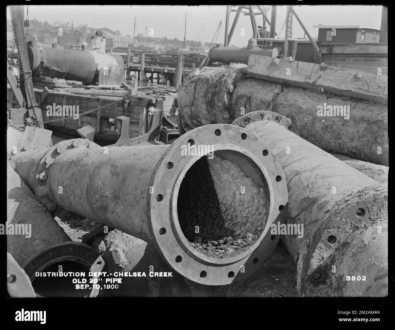 Vertriebsabteilung, Low Service Pipe Lines, Innere des alten 20-Zoll-Rohrs, Chelsea Creek; Chelsea; East Boston, Massachusetts, 10. September 1900, Wasserwerke, Rohrleitungen, Baustellen Stockfoto