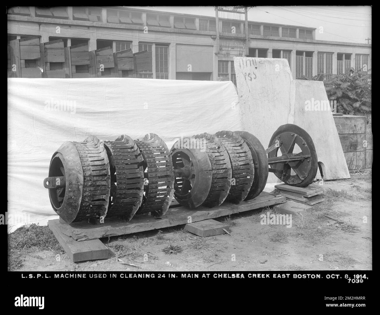 Verteilerabteilung, Low-Service-Rohrleitungen, Maschinen zur Reinigung der 24-Zoll-Hauptleitung in Chelsea Creek, East Boston, Mass., 8. Oktober 1914 Wasserwerke, Anlagen für Ingenieurwesen und Baugewerbe Stockfoto