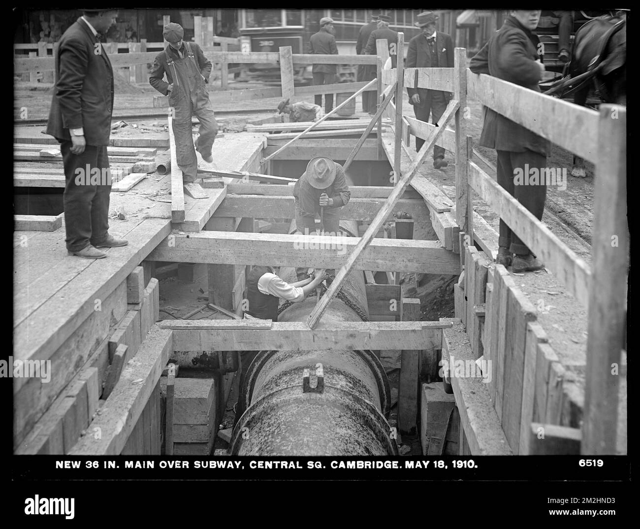 Vertriebsabteilung, Low-Service-Rohrleitungen, neue 36-Zoll-Hauptleitung über U-Bahn, Central Square, Cambridge, Massachusetts, Mai 18, 1910, Wasserwerke, Rohrleitungen, Baustellen Stockfoto