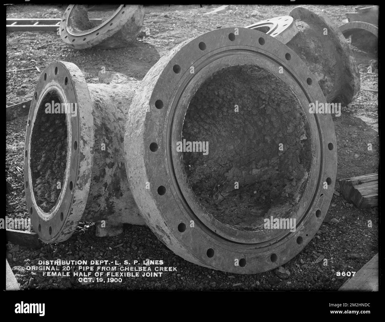 Verteilerabteilung, Low Service Pipe Lines, Original 20-Zoll-Rohr aus Chelsea Creek entfernt; weibliche Hälfte des flexiblen Gelenks, Chelsea Creek; Chelsea, Massachusetts, Okt. 19, 1900, Wasserwerke, Rohrleitungen, Baustellen Stockfoto