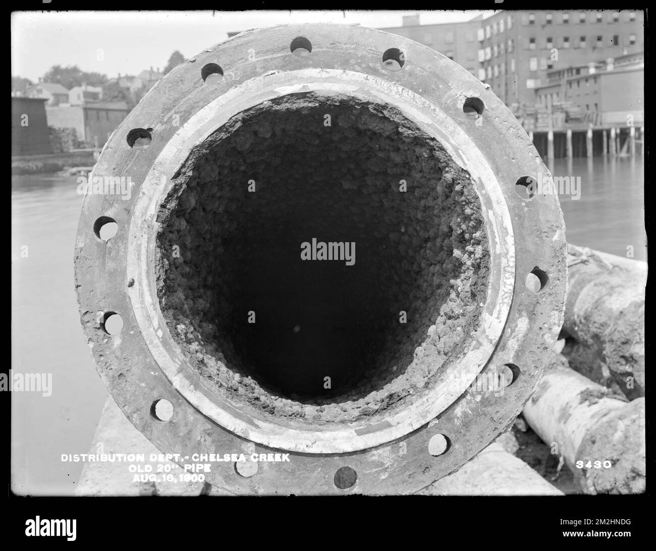 Vertriebsabteilung, Low Service Pipe Lines, altes 20-Zoll-Rohr, Chelsea Creek; Chelsea; East Boston, Mass., 18. August 1900 , Waterworks, pipes Conduits, Baustellen Stockfoto