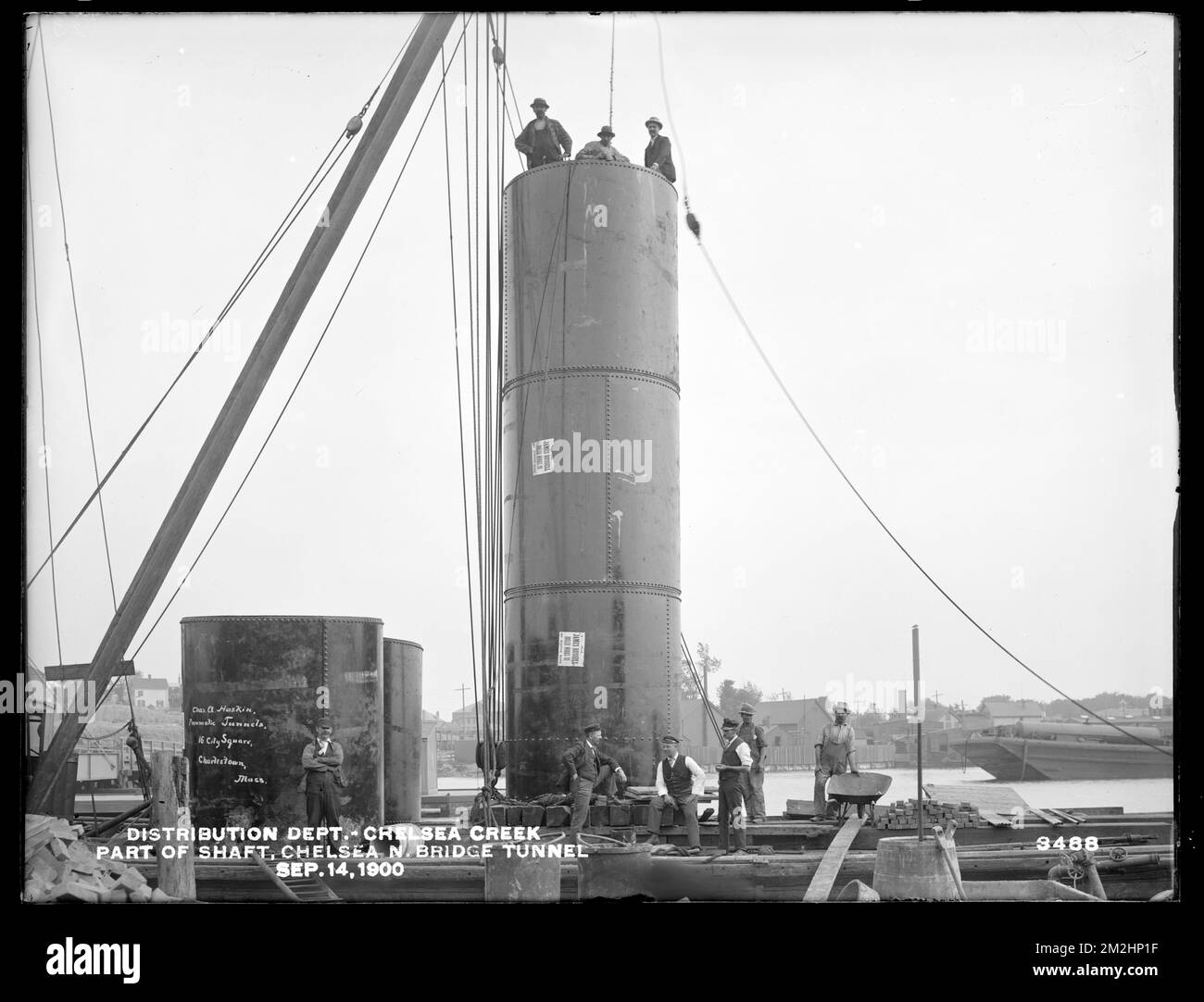 Verteilerabteilung, Low-Service-Rohrleitungen, Teil des Tunnelschachts an der Chelsea North Bridge, Chelsea Creek; Charlestown; Chelsea, Massachusetts, 14. September 1900, Wasserwerke, Wassertunnel, Baustellen Stockfoto
