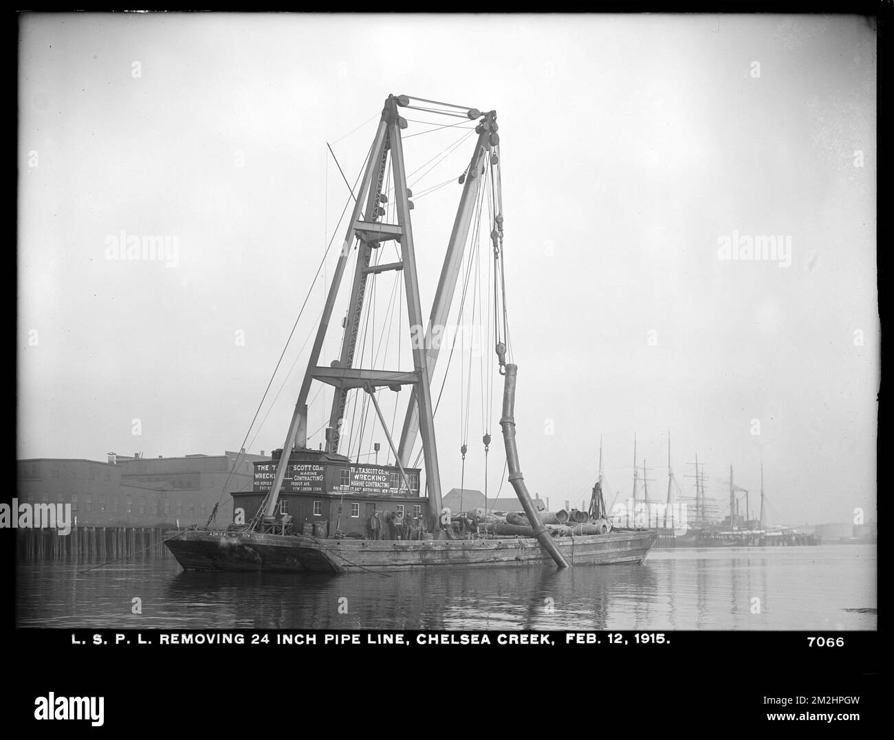 Verteilerabteilung, Low-Service-Rohrleitungen, Entfernen eines 24-Zoll-Rohrs, Chelsea Creek, Chelsea, Massachusetts, 12. Februar 1915, Wasserwerke, Rohrleitungen, Baustellen Stockfoto